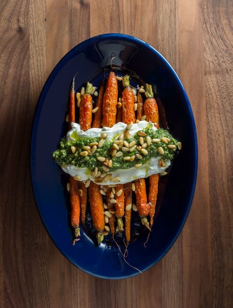 Pasta With Roasted Tomatoes, Dinner Party Salad, Summer Dinner Party Menu, Vegetarian Dinner Party, Vegan Dinner Party, Dinner Party Style, Antoni Porowski, Carrot Tops, Greek Dinners