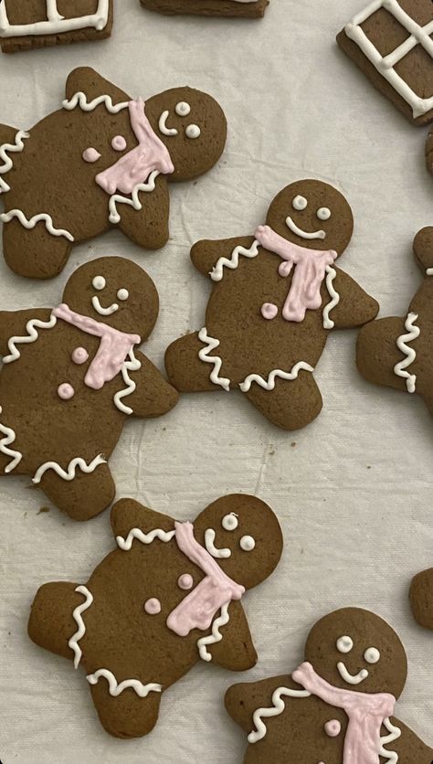 Cute Cookies Christmas, Cute Gingerbread Cookies, Winter Aesthetic Food, Pastel Pink Christmas Aesthetic, Pink Gingerbread Cookies, Gingerbread Cookies Aesthetic, Pink Christmas Cookies, Christmas Cookies Aesthetic, Jul Kaka