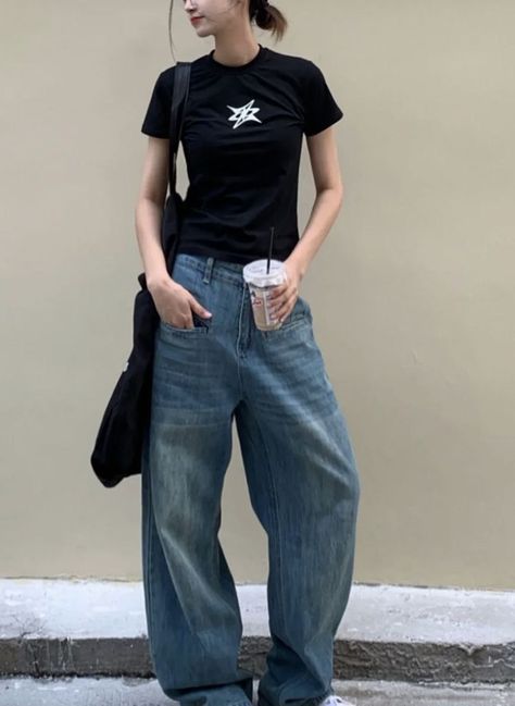 Korean Street Style Women, Ulzzang Clothes, Korean Fashion Grunge, Wide Leg Denim Pants, Asian Streetwear, 가을 패션, Cargo Jeans, Casual Style Outfits, Mode Inspiration