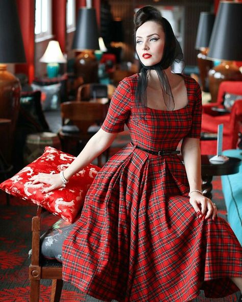 Dress Vintage 50s style perfect for Christmas black and red Idda Van Munster, The Pretty Dress Company, Tartan Fashion, Vintage 1950s Dresses, Tartan Dress, Vestidos Vintage, 50s Dresses, Plaid Fashion, Look Vintage