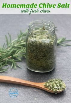 Preserving Chives, Chive Salt, Flavored Salts Recipes, Infused Salts, Herb Salt Recipe, Chive Butter, Herb Salt, Sea Salt Recipes, Oregano Salt