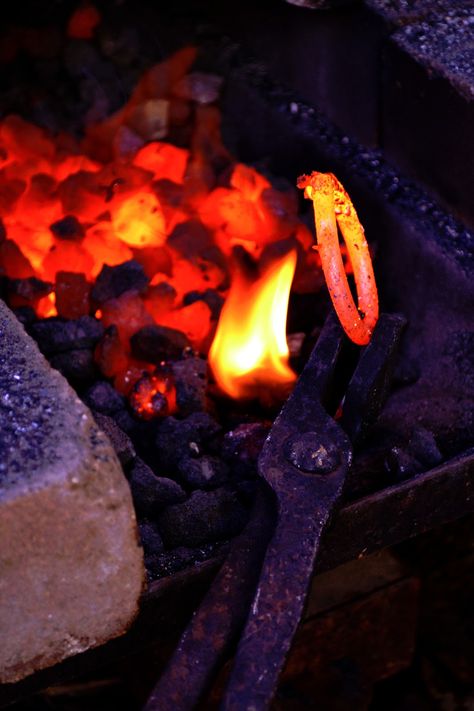 A brief tutorial on making metal loops in a coal forge. Coal Forge, Forging Knives, Welding Training, Welding Tips, Blacksmith Projects, Horseshoe Crafts, Blacksmith Shop, Metal Working Projects, Metal Welding