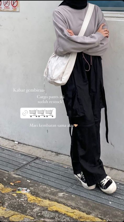 Black Cargo Pants Outfit Hijab, Cargo Hijab Outfit, Ootd Cargo Pants Hijab, Cargo Pants Outfit Hijab, Ootd Cargo Pants, Outfit Celana Cargo, Ootd Cargo, Street Style Hijab, Ootd Vans