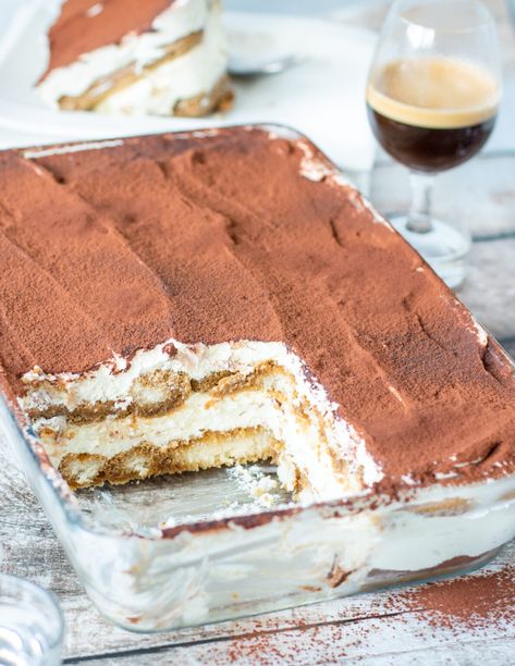 Tiramisu zonder ei en alcohol | Recept | Betty's Kitchen Decadent Tiramisu, Authentic Italian Tiramisu Recipe, Classic Tiramisu Recipe, Gluten Free Tiramisu, Tiramisu Recept, Easy Tiramisu Recipe, Italian Tiramisu, Vegan Tiramisu, Chocolate Tiramisu