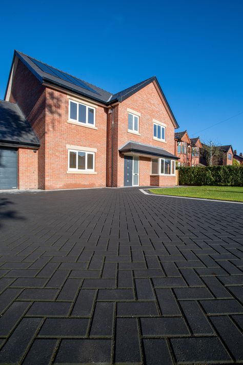 A contemporary bordered driveway achieved using Drivemaster 50mm in Charcoal. Black Brick Driveway, Large Driveway Ideas, Black Driveway, Luxury Driveway, Driveway Pavers Design, Stamped Concrete Patio Designs, Driveway Border, Brick Paver Driveway, Driveway Entrance Landscaping