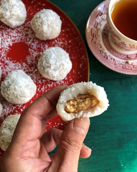 Coconut and Peanut Mochi Balls (Nuomici) Recipe - Viet World Kitchen Peanut Mochi Recipe, Morning Desserts, Mochi Filling, Peanut Mochi, Mochi Desserts, Coconut Mochi, Palm Aesthetic, Coconut Treats, Mochi Balls