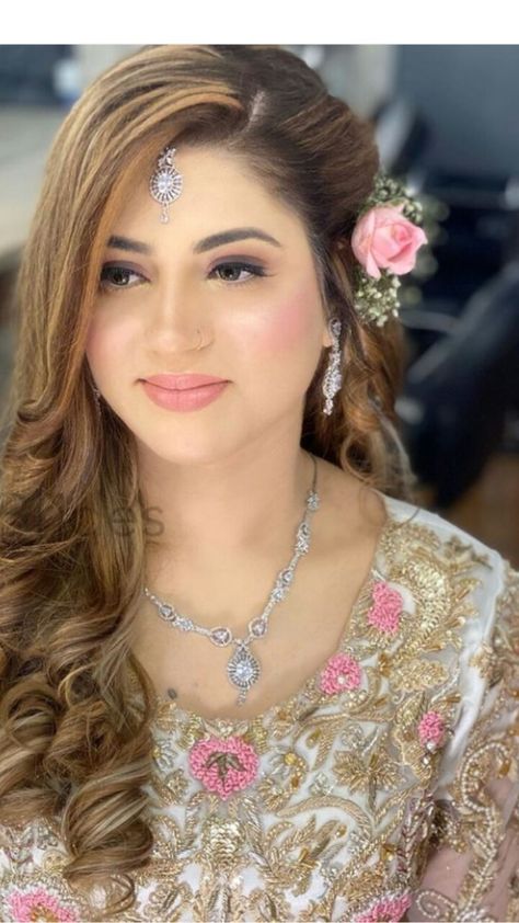 Pakistani Hair, Open Hairstyle, Hair Design For Wedding, Reception Hairstyles, Pakistani Bridal Hairstyles, Hair Aesthetics, Hair Style On Saree, High Ponytail Hairstyles, Engagement Hairstyles