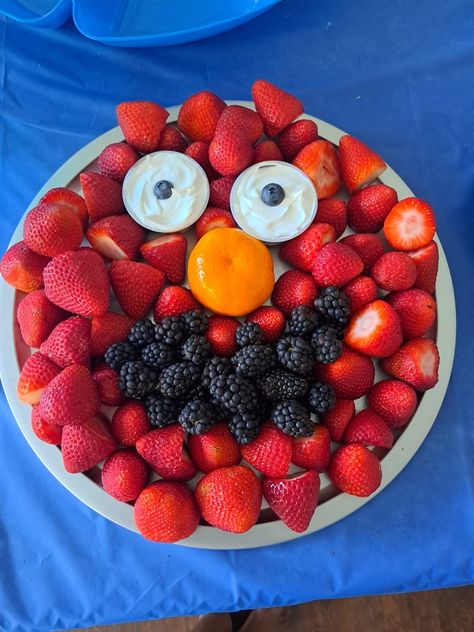 Elmo face with strawberries, blueberries, and mandarina. Whip cream eyes. Elmo Decorations, Fruit Tray Ideas, Fruit Trays, Vegetable Appetizers, Birthday Party Girl, Child Nutrition, Chef Party, Elmo Birthday Party, Abby Cadabby