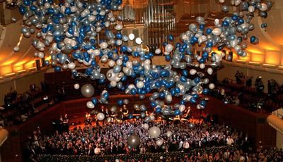 How do you set up for a balloon drop? I am planning a banquet and am trying to figure out how to set up for a balloon drop rather than hiring someone to do it. Prom Balloons, New Year's Eve Activities, Balloon Ceiling, Balloon Drop, Scary Images, Balloon Display, Large Balloons, Wedding Catering, How To Set Up