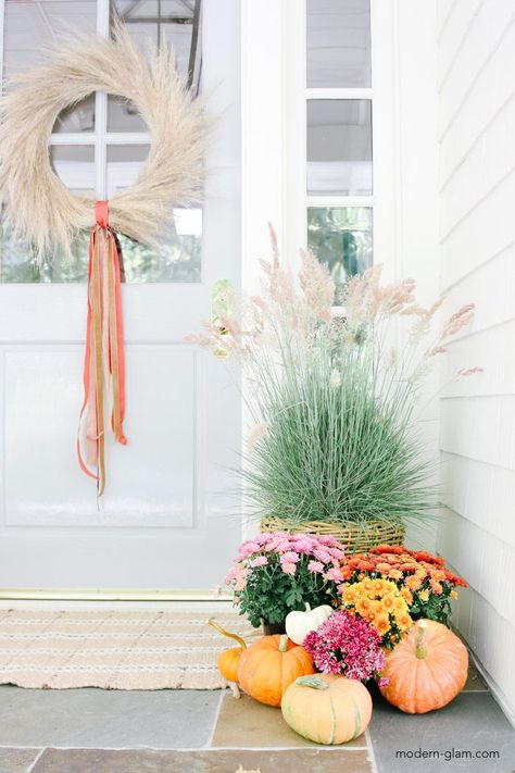 Minimalist Fall Porch, Simple Fall Porch Decor, Easter Porch Decor, Mums In Pumpkins, Outdoor Fall Decor Ideas, Grass Wreath, Fall Porch Decor, Fall Mums, Porch Pumpkins