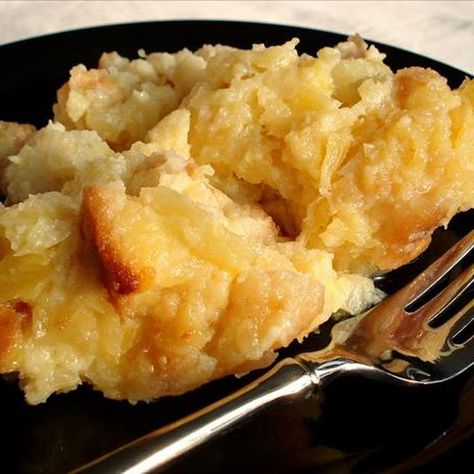 Slow Cooker Scalloped Pineapple Scalloped Pineapple, Pineapple Casserole, Pineapple Recipe, Baked Pineapple, Ham Dinner, Crock Pot Desserts, Pineapple Recipes, Baked Garlic, Cold Desserts