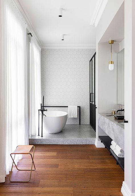 Contemporary bathroom with two levels by Arent & Pyke. Photo by Tom Ferguson Arent Pyke, Top Bathroom Design, Interior Design Per La Casa, Contemporary Bathroom Designs, Bad Inspiration, Wooden Floors, Bathroom Trends, Bathroom Design Luxury, Contemporary Bathrooms