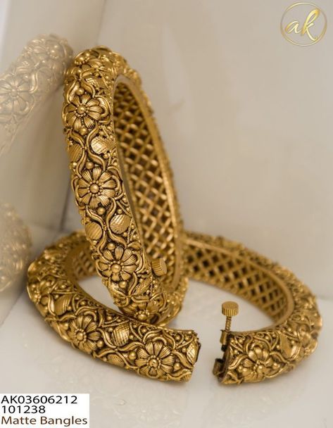 Kada Gold For Women, Gold Kada Women, Gold Bangles For Bride, Antique Gold Kada Design For Women, Gold Patla Design For Women, Kada Designs Gold For Women Antique, Ladies Kada Gold, Gold Bangals Design Latest, Kada Bangles Gold Design