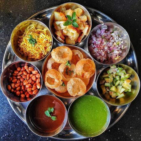 Diwali House Party, Anniversary Table Decor, Indian Food Party, Paani Puri, Easy Corn Recipes, Pani Puri Recipe, Wedding Food Display, Afternoon Lunch, Types Of Cuisine