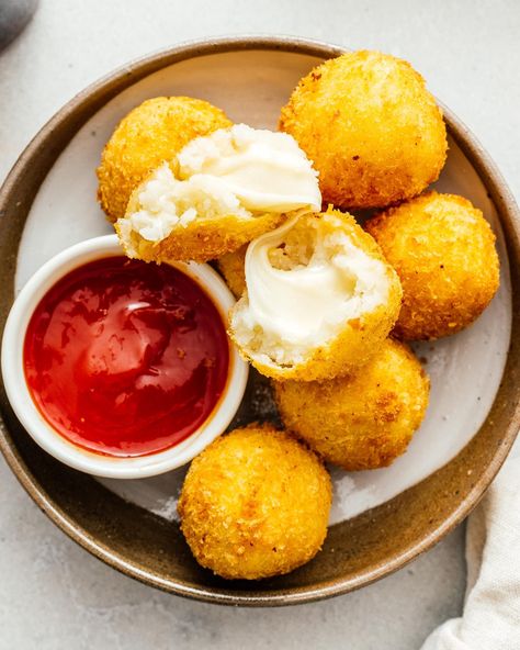 How to make Cheesy Potato Balls | www.iamafoodblog.com Cheesy Potato Balls, Potato Cheese Balls, Potato Balls, Potato Waffles, Potato Fritters, Stuffed Potato Balls, Cheesy Potato, Potato Bites, Leftover Mashed Potatoes