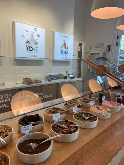 Ice Cream Shop Aesthetic, Cute Ice Cream Shop, Yo Chi, Ice Cream Seller, Froyo Shop, Ice Cream Store, Acai Bowls Recipe, Ice Cream Business, Bakery Design Interior