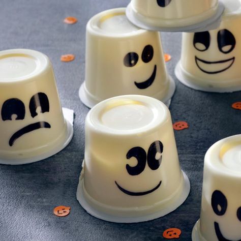 How to Make Funny Face Treats: Ghost Pudding Cups | Savory Diy Halloween Crafts, Pull Apart Pizza Bread, Halloween Class Party, Make Funny Faces, Stop And Shop, Pudding Cups, Pumpkin Spider, Giant Food, Festival Diy