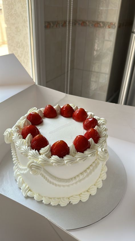 Aesthetic B Day Cake, Strawberry Birthday Cake Aesthetic, Cake Strawberry Aesthetic, Circle Cake Ideas, White Cake Aesthetic, Tres Leches Cake Decoration Ideas, Bday Cakes Aesthetic, 16th Bday Cake, Bolo Aesthetic