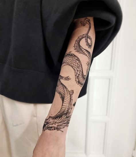 Dragon Wrap Tattoo, Dragon Tattoo Arm, Around Arm Tattoo, Wrap Tattoo, Dragon Sleeve Tattoos, Forearm Tattoo Women, Dragon Tattoo Designs, Discreet Tattoos, Dope Tattoos