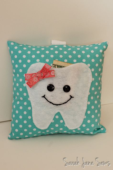 Pirate Tooth Fairy Pillow, Tooth Fairy Cushion, Sewing Pillow Patterns, Tooth Fairy Pillow Diy, Sewing Pillows Ideas, Tooth Fairy Pillow Pattern, Karneval Diy, Tooth Fairy Receipt, Fairy Pillows