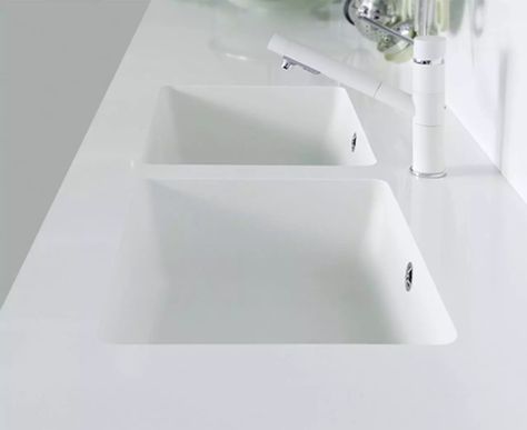 Quartz composite integrated sink White Kitchen Worktop, Kitchen Countertops Decor, Kitchen Cabinets Storage Organizers, Kitchen Sink Install, Sliding Walls, Granite Sinks, Quartz Worktop, Counter Top Sink Bathroom, Kohler Sink