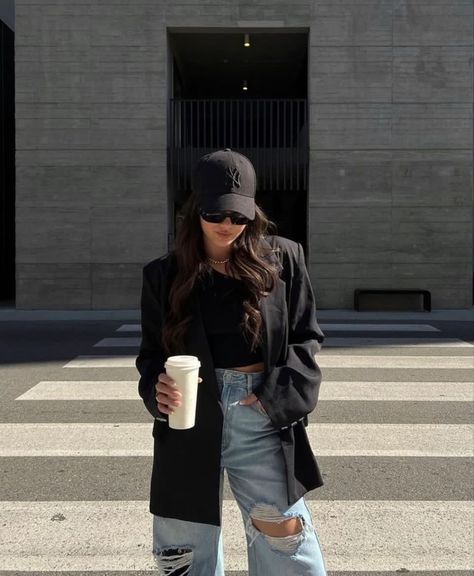 Street Poses Aesthetic, Street Style Poses Inspiration, Casual Photoshoot Outfits, Classy Sporty Outfits, Street Style Photoshoot Ideas, Photoshoot Ideas Street, Black Cap Outfit, Street Photoshoot Ideas, Aesthetic Outfit Black