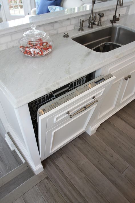 dishwasher cabinet panel Cabinet Covered Dishwasher, Dishwasher Built In Cabinet, Dishwasher Under The Sink, Dishwasher Kitchen Ideas, Dishwasher Aesthetic, Dishwasher Cabinet Ideas, Victoria Kitchen, Dishwasher Ideas, Kitchen Extras