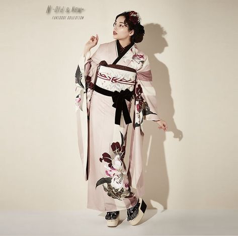 Furisode Kimono, Modern Kimono, Kimono Fabric, Japanese Outfits, Traditional Fashion, Japanese Kimono, Japanese Fashion, Kimonos, Traditional Outfits