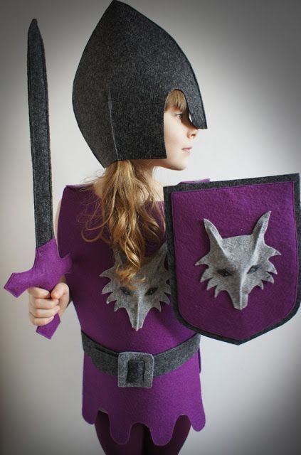 Disfraz armadura medieval hecho a mano. Felt Knight Helmet, Felt Knight Costume, Purple Knight, Felt Superhero, Knight Costumes, Felt Outfit, Costume Chevalier, Knight Party, Medieval Party