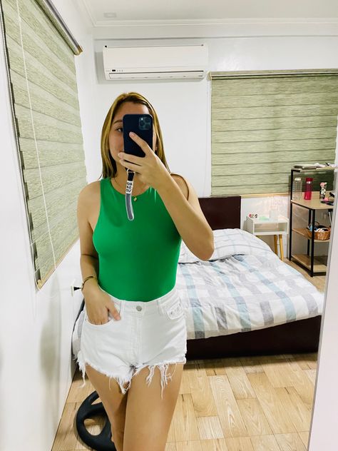 Body Verde, Outfit Navidad, Stripped Tank Top, Dress Impress, Zara Bodysuit, White Lace Shorts, Green Bodysuit, Outfit Zara, Ootd Ideas