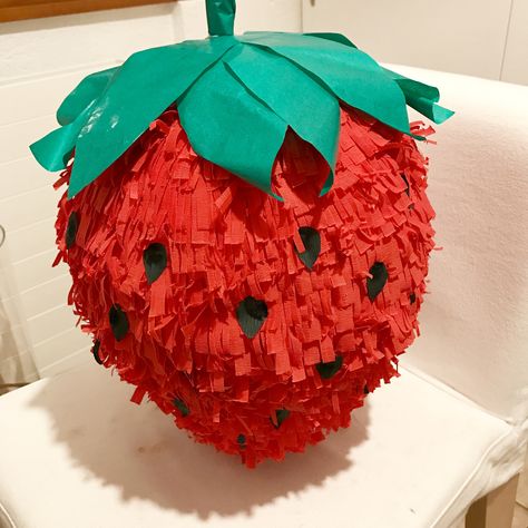 Ballon Pinata, Balloon Pinata, Homemade Pinata, Pinata Diy, Piñata Ideas, Diy Pinata, Strawberry Decorations, Strawberry Party, First Birthday Decorations