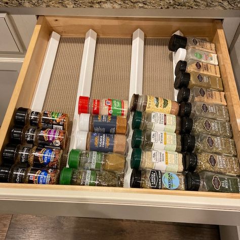 Spice Rack Kitchen, Drawer Spice Rack, Spice Rack Organization, Kitchen Drawer Organizer, Spice Jar Storage, Spice Organization Drawer, Space Optimization, Room Arrangement, Space Organization