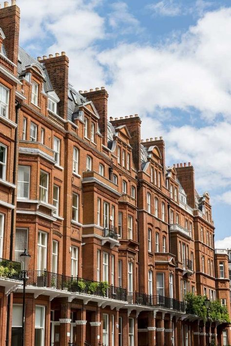 Typical Victorian style townhouse architecture in Chelsea London. Townhouse Architecture, London Neighborhoods, London Vibes, London Kensington, Chelsea Hotel, London Townhouse, Kensington And Chelsea, Victorian London, British Garden