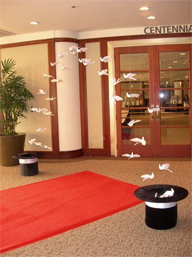 Magic Theme : birds hung with fishing line from ceiling Middle School Dance Ideas, Magic Classroom, Angeles Bob, Magic Party Theme, Magician Birthday Party, Magician Party, School Dance Ideas, Magic Birthday Party, Magic Birthday