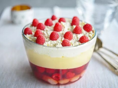 British Dessert Recipes British Dessert Recipes, Cake Mix Cakes, English Trifle Recipe, Traditional English Trifle, Custard Trifle, English Trifle, Best Cake Mix, Strawberry Sponge Cake, Cake Jelly