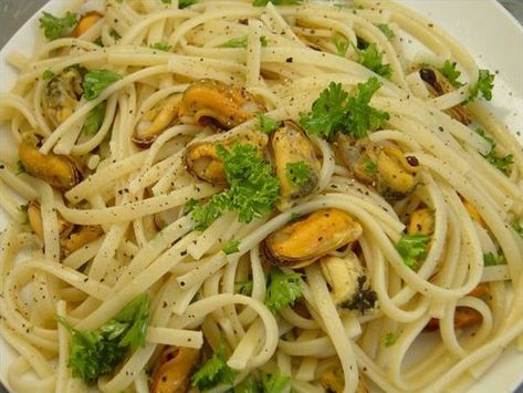 Linguini with Mussels. Photo by Jeffrey Loo. Mussels Pasta, Garlic White Wine Sauce, Tasty Breakfast, White Wine Sauce, Dinner And A Movie, Best Salad Recipes, Dinner Meals, Wine Sauce, Dish Recipes