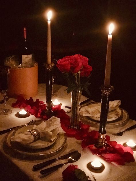 Romantic dinner Romantic Dinner Table Setting For Two, Dinner Romantic Couple, Romantic Dinner Table Setting, Romantic Dinner Set Up, Candle Light Dinner Ideas, Candle Night Dinner, Black Tile Fireplace, Romantic Dinner Tables, Romantic Dinner Setting