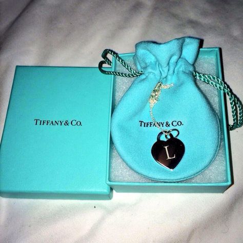 I want this so bad Colar Tiffany E Co, Boyfriend Initials, Tiffany And Co Jewelry, Tiffany Necklace, Presents For Boyfriend, Coach Horse And Carriage Tote, Tiffany And Co, Gift List, Tiffany Blue