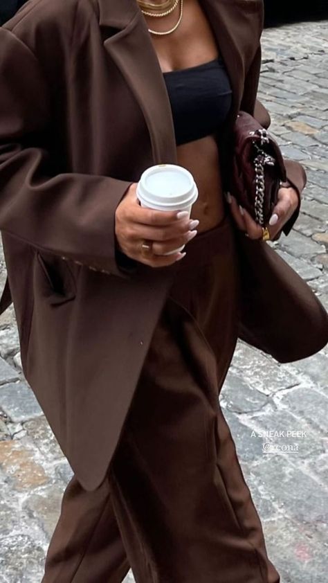 a cute oversized blazer with pants perfect for fall season Brown Blazer Outfit, Zara Aesthetic, Oversized Blazer Outfit, Chocolate Brown Dress, Brown Outfits, Outfit Oversize, Brown Suit, Younger Self, I Still Remember