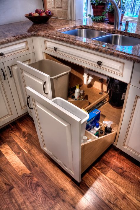 Where do you keep your kitchen garbage receptacle? Garbage Cabinet, Kitchen Garbage, Closet Diy, Traditional Kitchen Design, Kitchen Decor Ideas, New Kitchen Cabinets, Diy Kitchen Storage, Old Kitchen, Kitchen Design Ideas