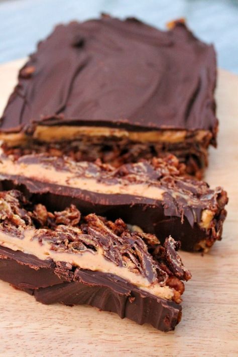 Chocolate peanut butter cornflake slice Cornflake Slice, Peanut Butter Cake Recipe, Fridge Cake, Tray Bake Recipes, Butter Cake Recipe, Desserts Vegan, Peanut Butter Bars, Slices Recipes, Chocolate Icing