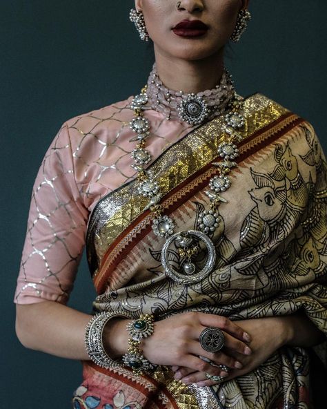 Ayush Kejriwal on Instagram: “Picture Perfect! I love everything about this photo. It showcases some of my favourite jewellery pieces and one of the finest hand painted…” Ayush Kejriwal, Saree Styling, Earrings Outfit, Saree Bollywood, Fashionable Saree Blouse Designs, Sari Blouse Designs, Indian Look, Indian Saree Blouse, Indian Saree Blouses Designs