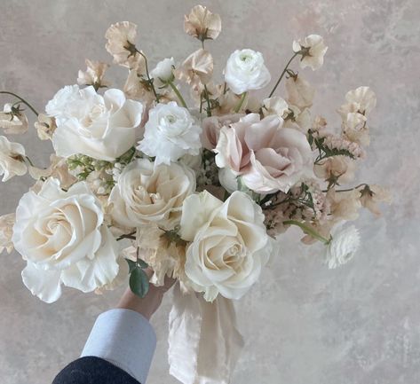 Champagne Wedding Flowers, Dream Wedding Decorations, Bridal Bouquet Flowers, Cream Wedding, White Wedding Bouquets, Neutral Wedding, Floral Arrangements Wedding, Champagne Wedding, Cream Flowers