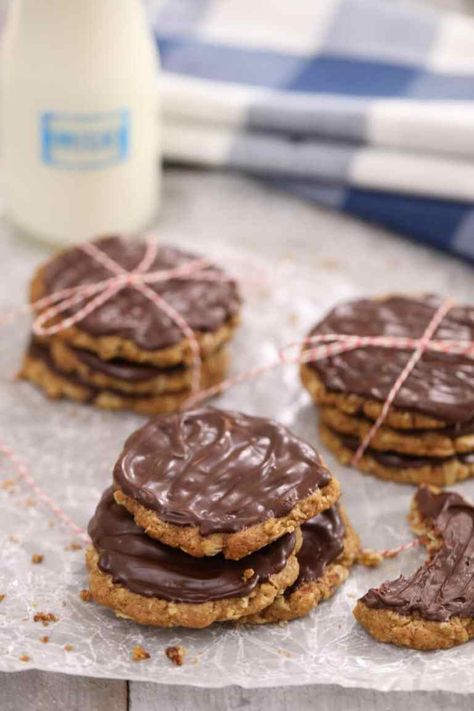 Homemade Chocolate Hobnobs - why buy store bought when you can make these delicious biscuits at home? Hobnob Biscuits, Homemade Hobnobs, Chocolate Hobnobs, Gemma Stafford, Cookies With Chocolate, Bigger Bolder Baking, Chocolate Work, Buy Cookies, Digestive Biscuits