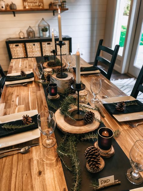 Fine Dining Table Decor, Wood Table Christmas Decor, Modern Christmas Dining Table Decor, Dinning Room Christmas Decorations, Modern Christmas Table Centerpieces, Wood Table Setting, Paper Table Decor, Scandinavian Table Setting, Easy Thanksgiving Table Decor