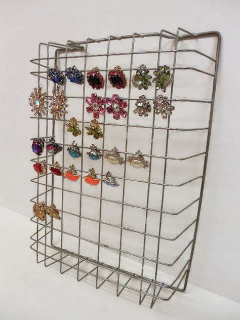 Easy way to store/display clip on earrings, necklaces, and more... More Nutsy Stuff, Plus... Earring Holders, Bouquet Jewelry, Jewelry Display Cards, Raw Stone Jewelry, Diy Jewelry Display, Teen Jewelry, Earring Storage, Craft Booth, Necklace Display