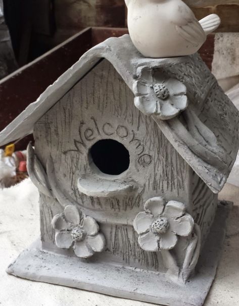 Bird House Clay, Clay Bird Houses, Mosaic Projects Ideas, Clay Birdhouse, Pottery Birdhouse, Bird Houses Ideas Diy, Bird House Feeder, Ceramic Birdhouse, Clay Bird