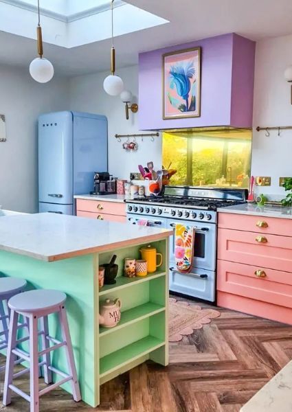 Fall Living Room Ideas, Rainbow Kitchen, Unique Kitchen Design, Pastel Kitchen, Strawberry Kitchen, Quirky Kitchen, Retro Appliances, Kitschy Kitchen, Eclectic Kitchen