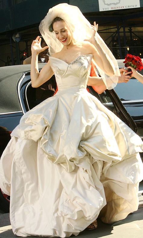 Vivienne Westwood Carrie Bradshaw Wedding Dress, Vivienne Westwood Wedding Dress, Movie Wedding Dresses, Vivienne Westwood Wedding, City Wedding Dress, Christmas Outfit Inspiration, Wedding Dress Costume, Vivienne Westwood Dress, Iconic Weddings