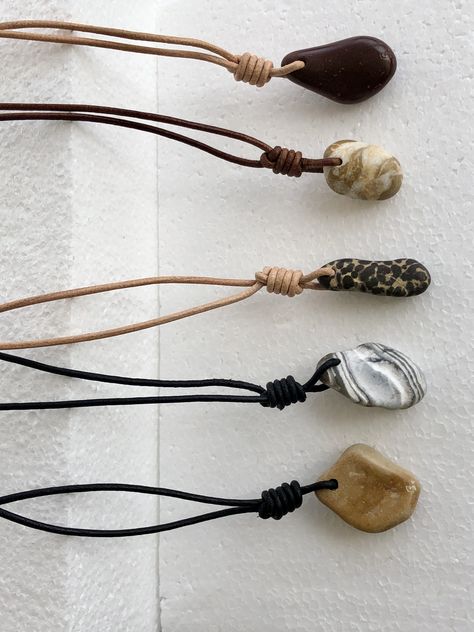 Pebble Jewelry Diy, Rock Jewelry Diy Stones, Rock Jewelry Diy, Stone Jewelry Diy, Leather Necklace Tutorial, Beach Stones Jewelry, Pebble Jewelry, Wood Jewelery, Wire Wrapped Stone Jewelry